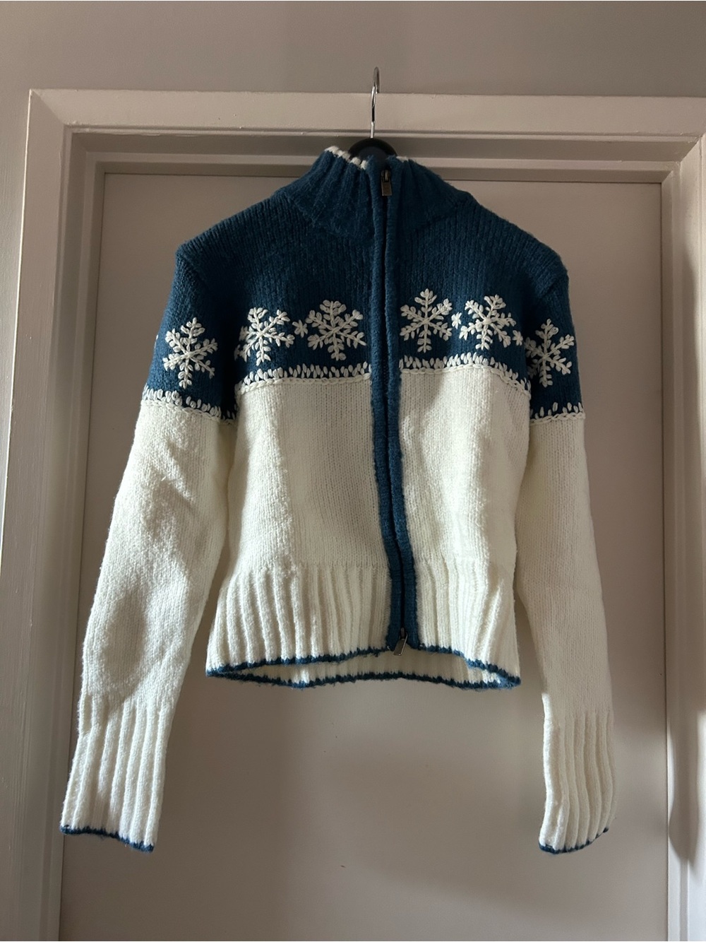 Suzy Shier Blue and White Snowflake Zip Cardigan